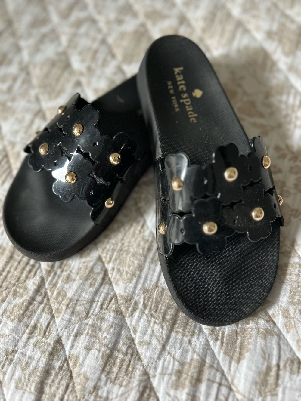 KATE SPADE New York Black Floral Slide Vinyl Slide Sandals 8M Gently Worn..Cute!